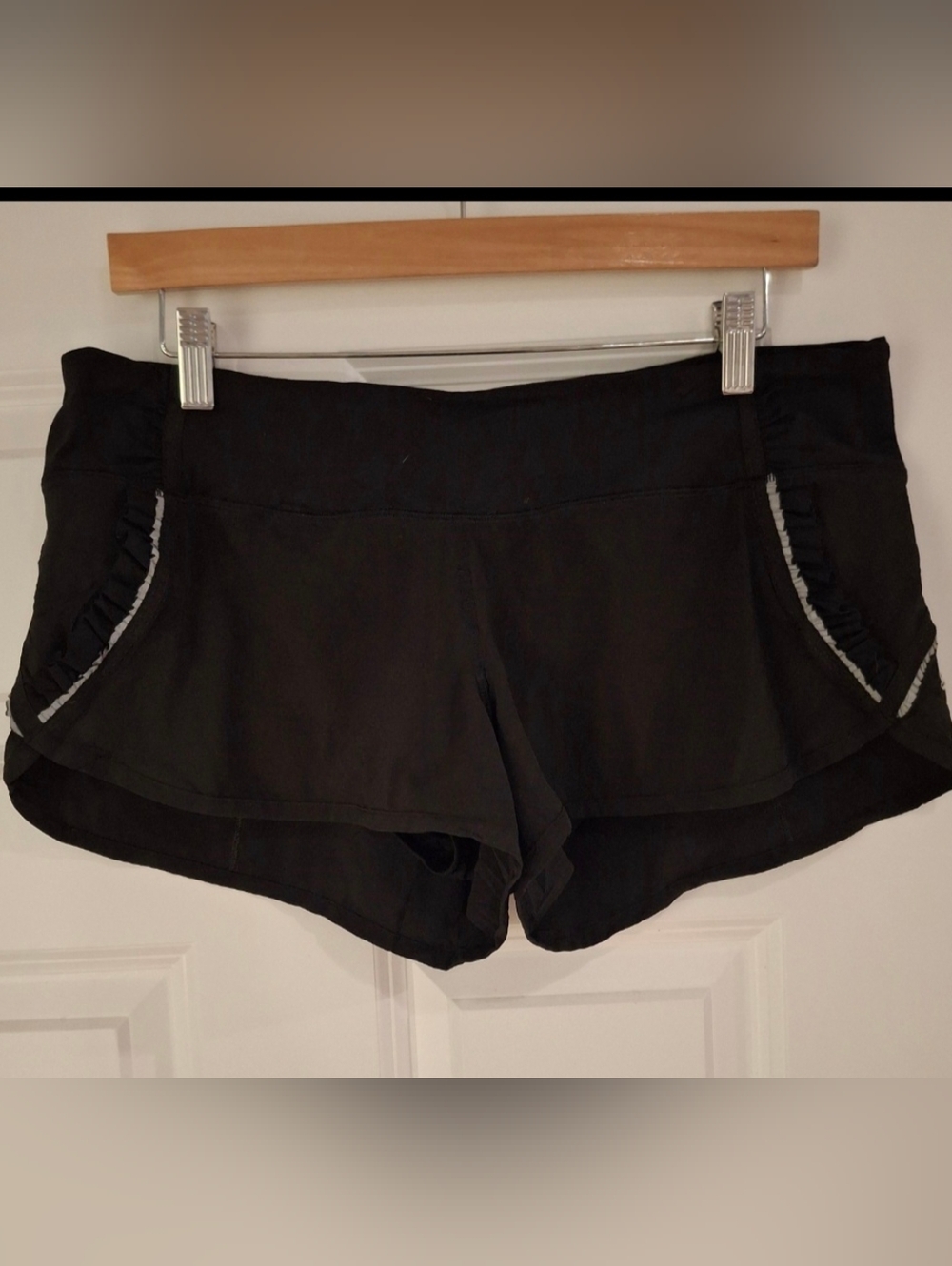 Lululemon Speed Up Shorts Size 8 Black Reflective Ruffle 2.5 Inseam EUC Lined